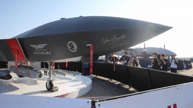 Новий реактивний Bayraktar з українським двигуном викликав фурор на виставці: як виглядає "майбутнє військової авіації"