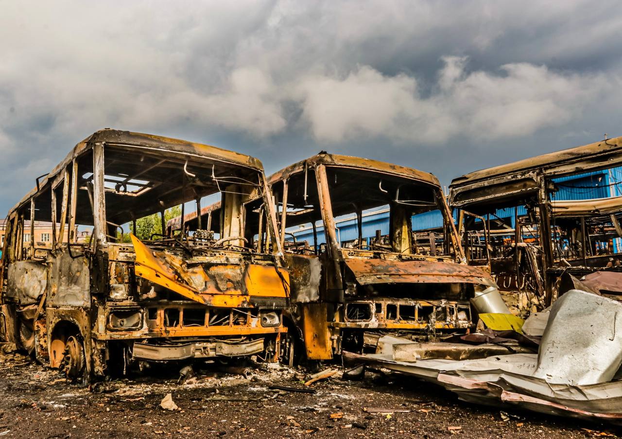 Россияне ракетами уничтожили в Днепре половину автобусов: смотрите последствия подлой атаки