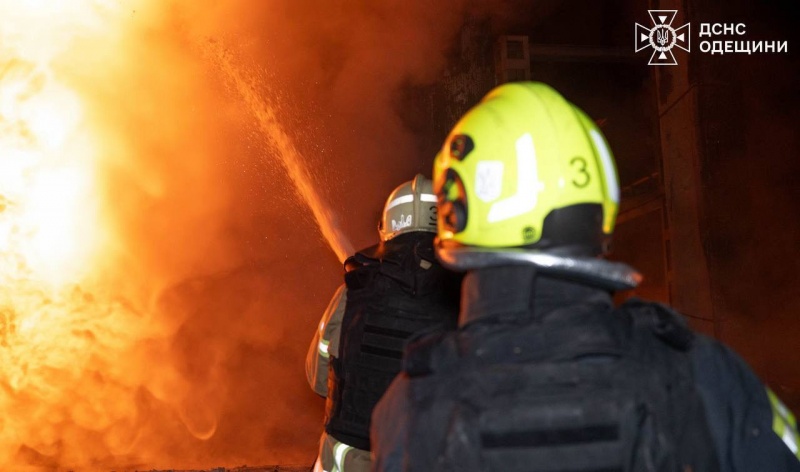 Russia launches night attack on Odesa: Flames, damage and injuries reported