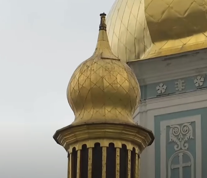 У Києві сильний вітер зніс триметровий хрест з купола Софійського собору
