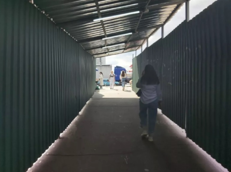 В Киеве с двух сторон застраивают станцию метро: попадать в подземку стало сложнее