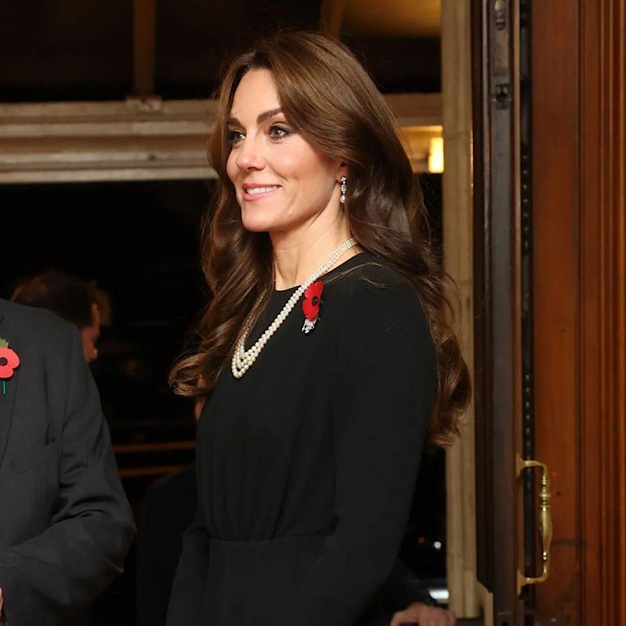 Кейт Міддлтон показала, як поєднати вишукану чорну сукню з королівським перловим намистом (фото)