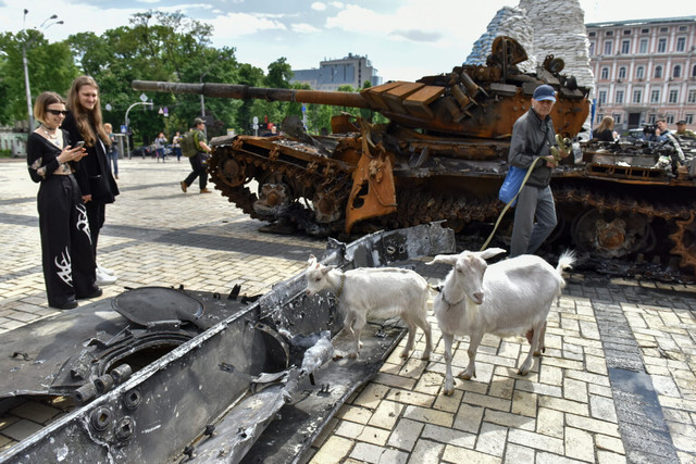 У центрі Києва виставили розбиту техніку рашистів: відео і фото металобрухту "другої непереможної" армії