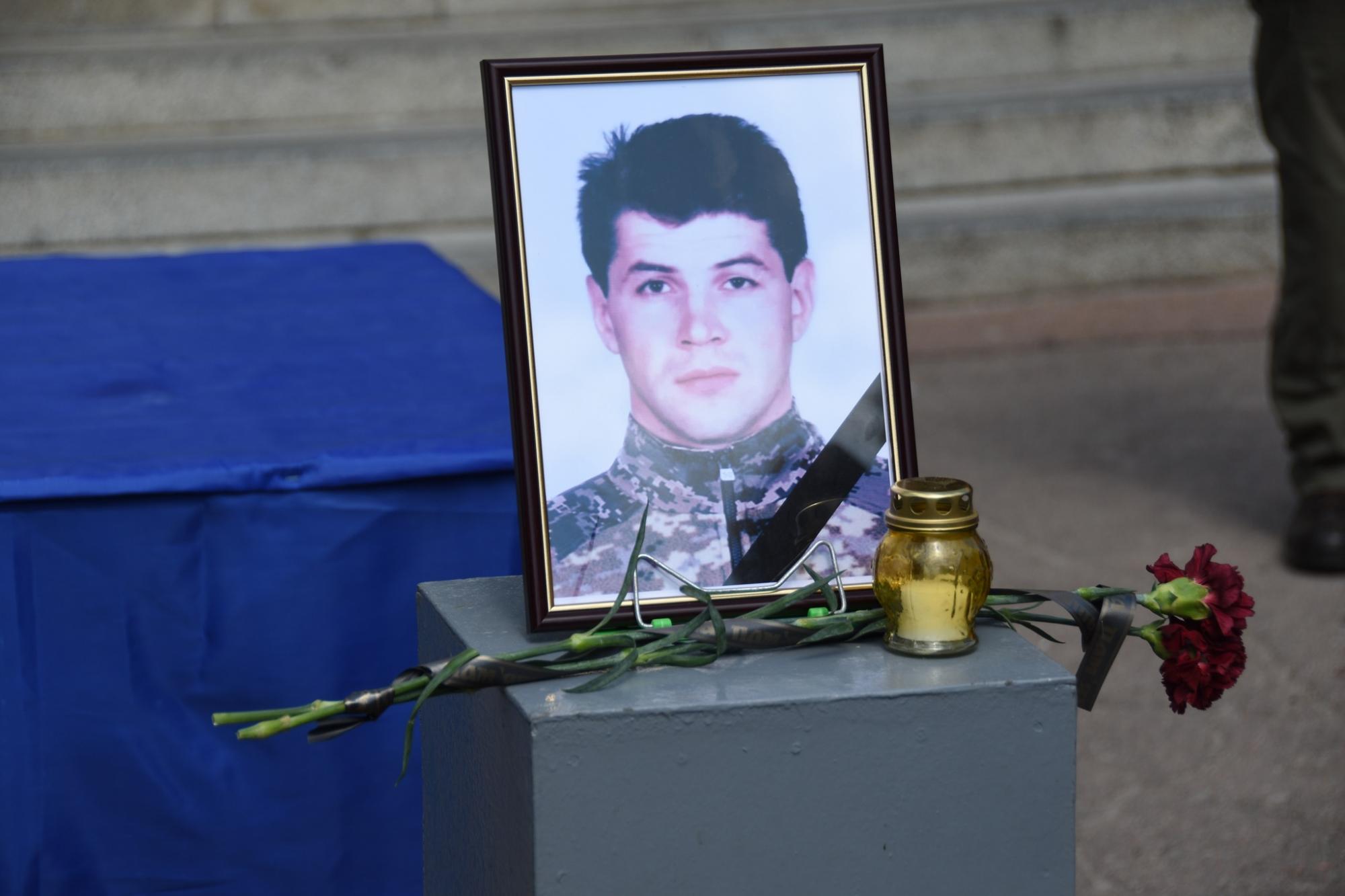 Наблизили перемогу України своїми життями: у Шостці в останню путь провели воїнів-героїв