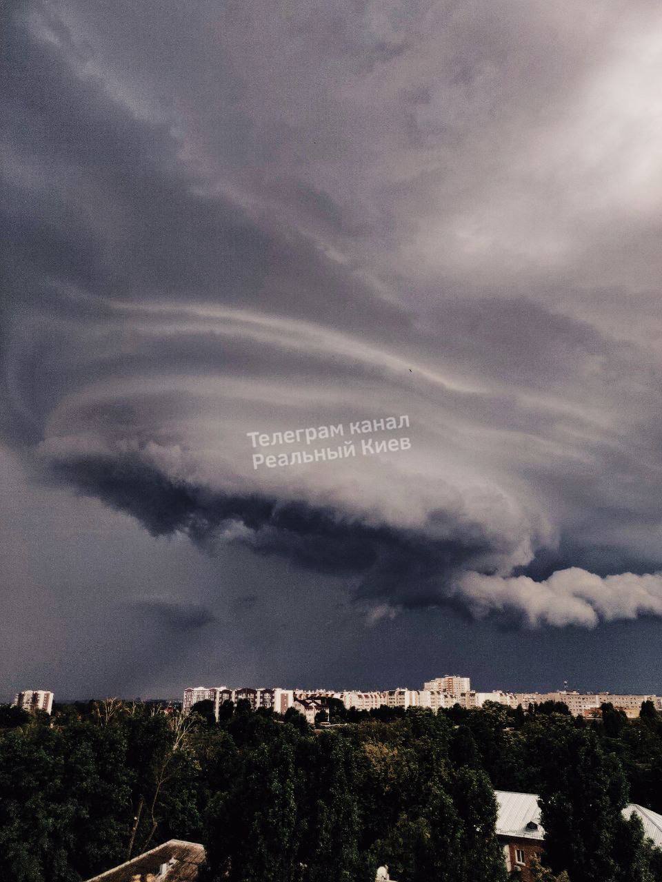 В Киеве мощный ливень затопил улицы: видео последствий непогоды