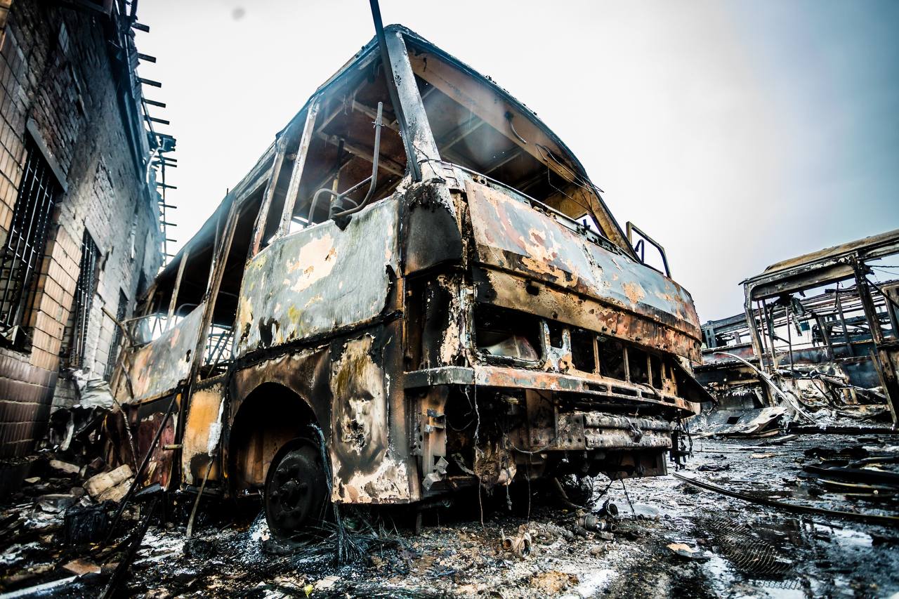 Россияне ракетами уничтожили в Днепре половину автобусов: смотрите последствия подлой атаки