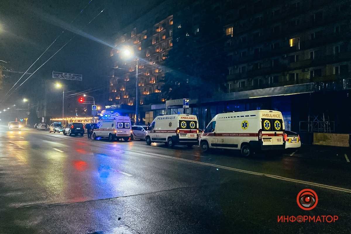 В Днепре возле отеля устроили стрельбу: прибыли 11 экипажей полиции и 4 &quot;скорые&quot; (фото)
