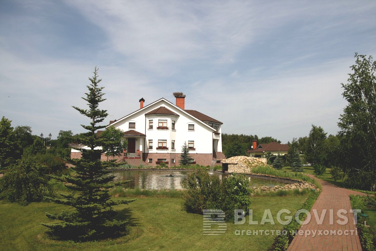 Під Києвом продають елітний особняк з місцем для тенісного корту і вертолітного майданчика (фото)
