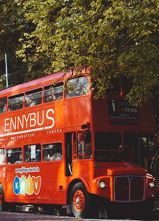 Чи знаєте ви історію червоного лондонського автобуса, який став київською кав’ярнею у самому центрі