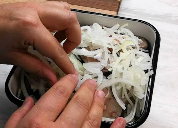 У такому маринаді скумбрія завжди буде смачною, а оселедець - ще смачнішним