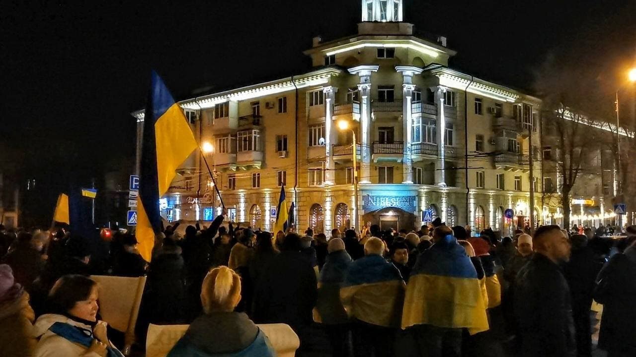 Маріуполь - це Україна! Місцеві вийшли до центру міста та співають гімн (відео)