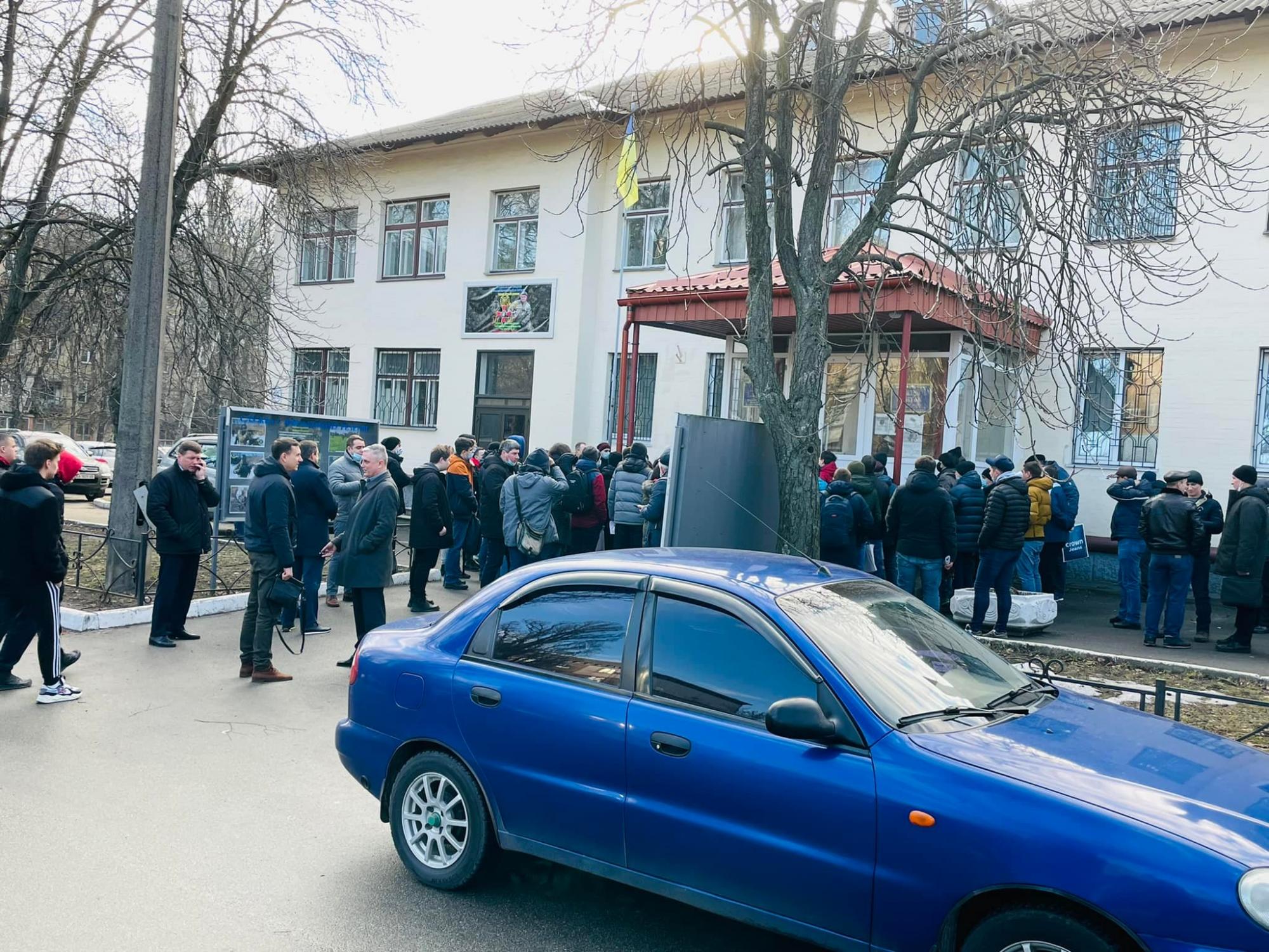 &quot;Снесем орду&quot;: в ВСУ рассказали о длинных очередях резервистов к военкоматам