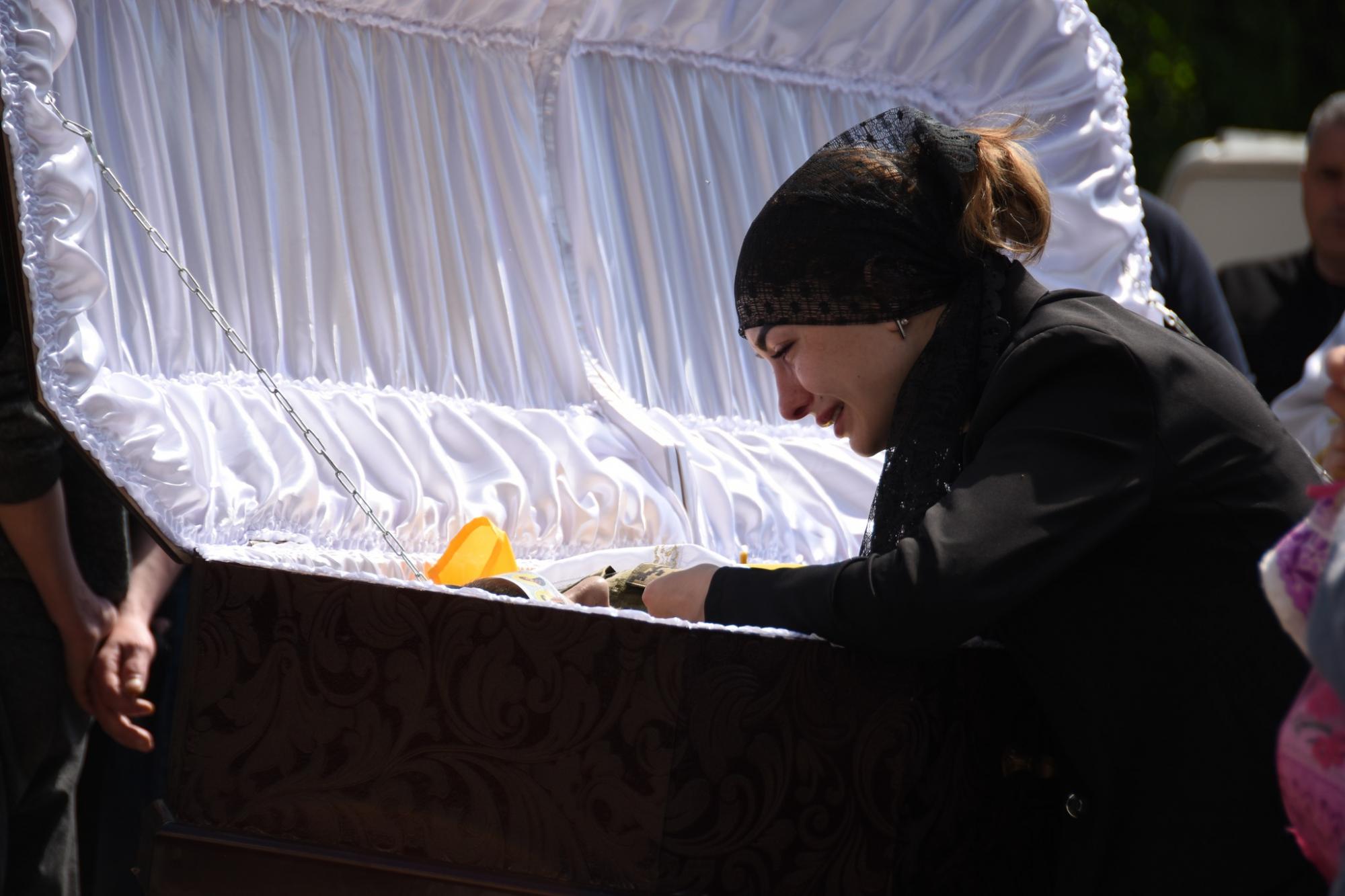 Наблизили перемогу України своїми життями: у Шостці в останню путь провели воїнів-героїв