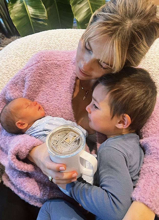 Звезда культового сериала "Дневники вампира" показала, как выглядит ее новорожденный малыш