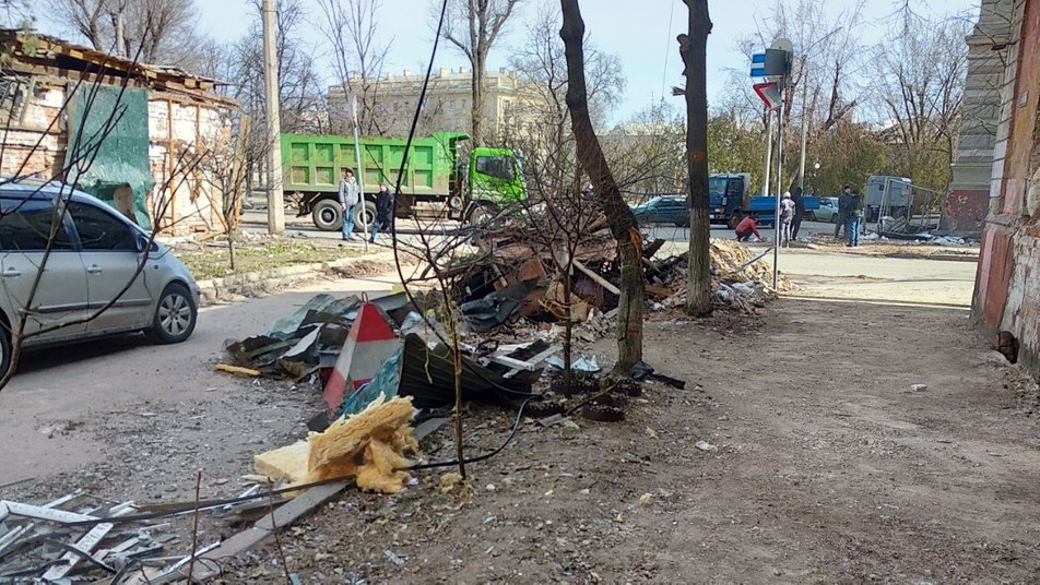 Харьков начали расчищать после бомбардировок: фоторепортаж