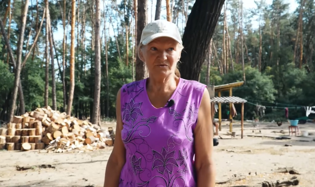 21 рік у лісі. Українка живе на безлюдному острові посеред Дніпра (відео)