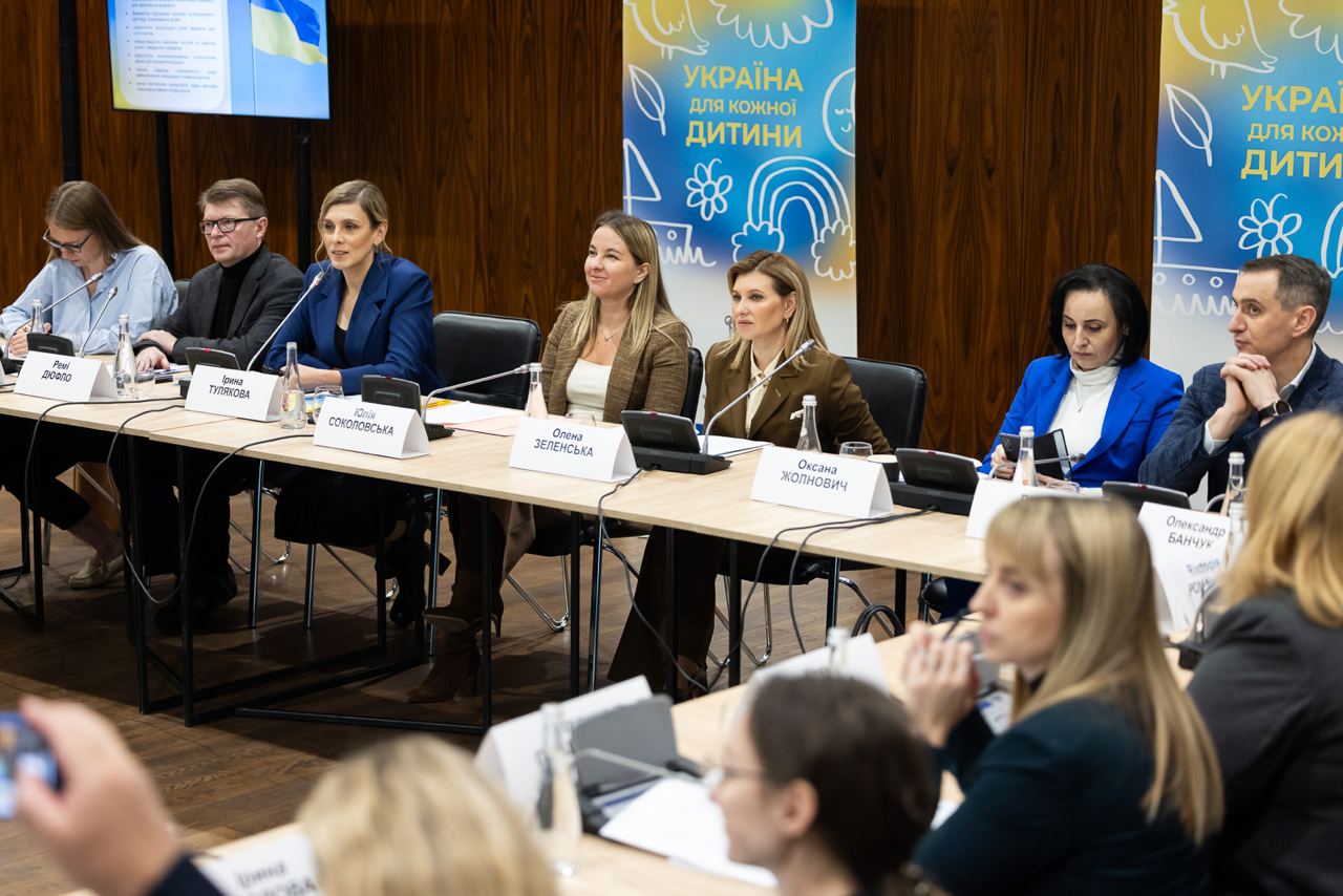 Зеленська в лаконічному костюмі розповіла про важливість зростання дітей у повноцінній родині