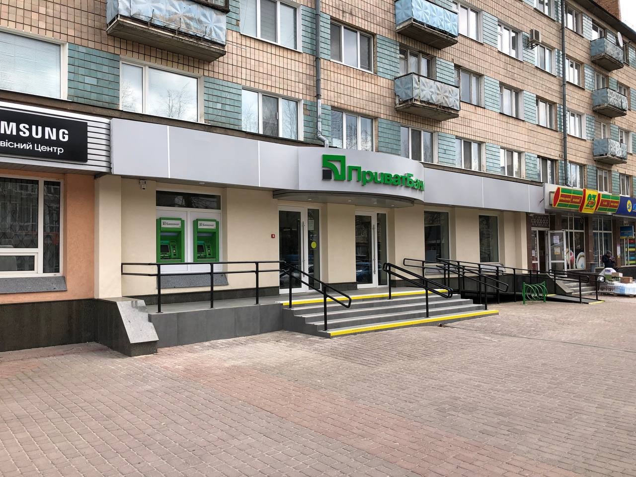 ПриватБанк открывает новые отделения: как они выглядят и чем отличаются от других (фото)