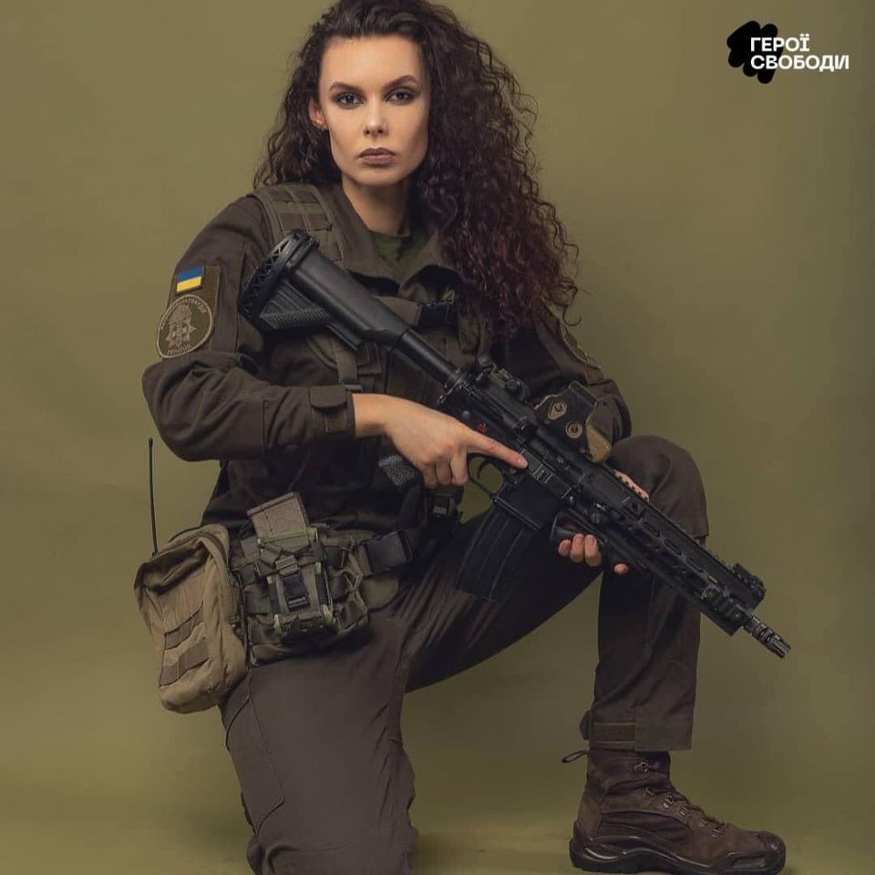Смотрите мощные фото Кристины, которая променяла модельную карьеру на военную службу