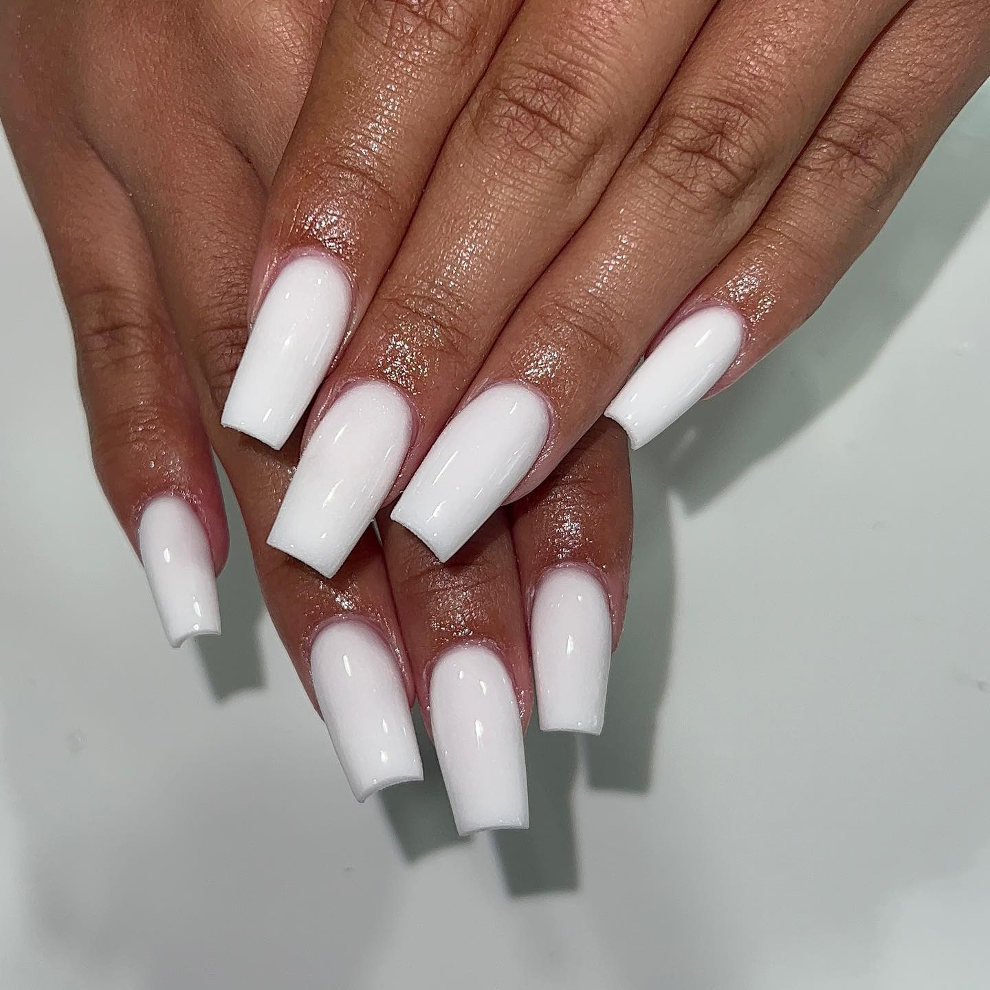 Белый маникюр не выходит из моды: идеи стильных дизайнов на осень 2024
