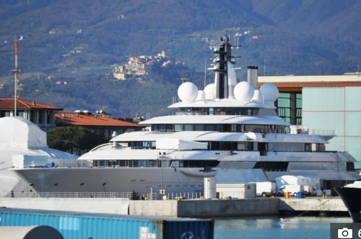 Путін вчепився зубами за свою суперяхту вартістю 700 млн доларів: як вона виглядає