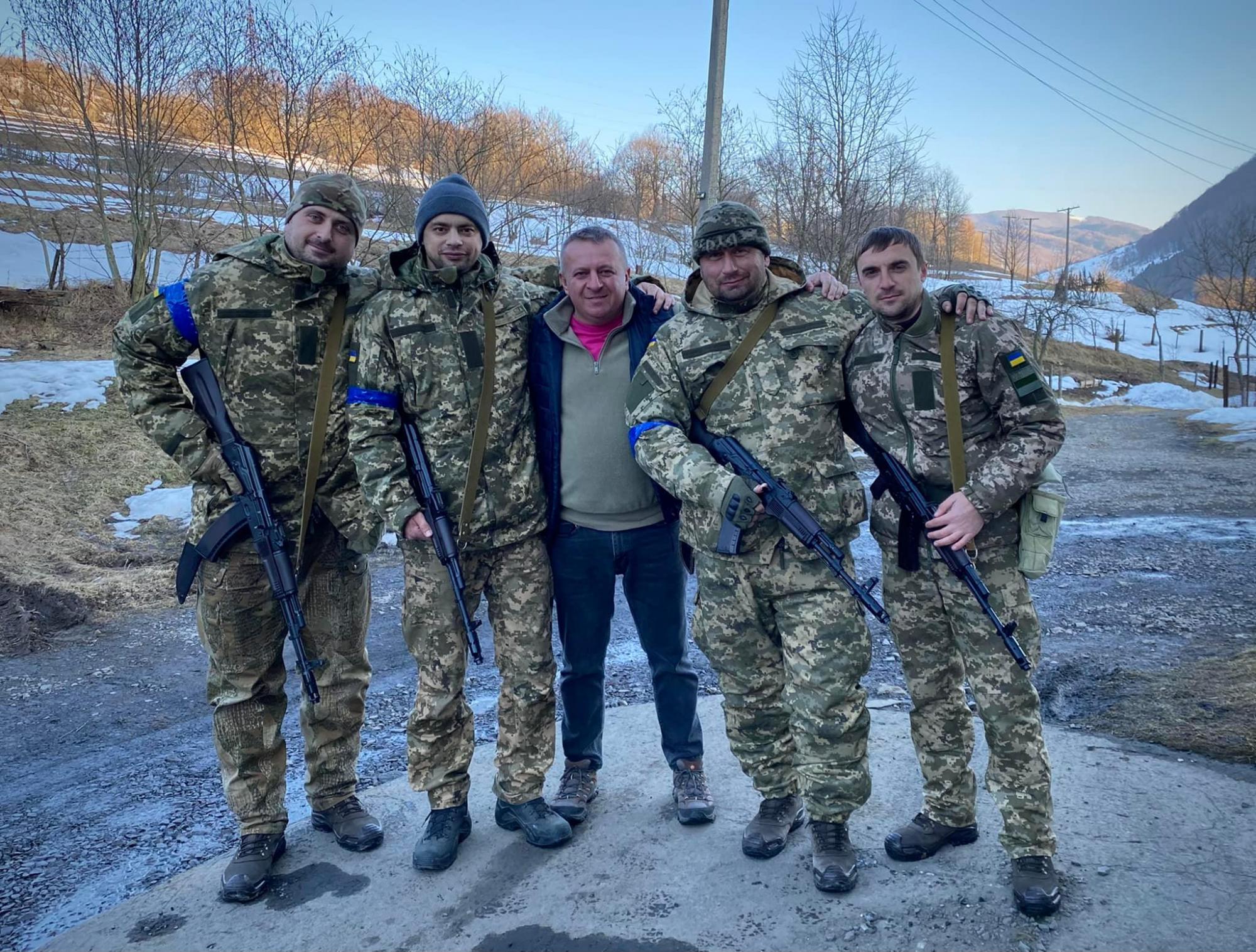 Професор УжНУ в перервах між бойовими чергуваннями читає лекції студентам з окопів (фото)