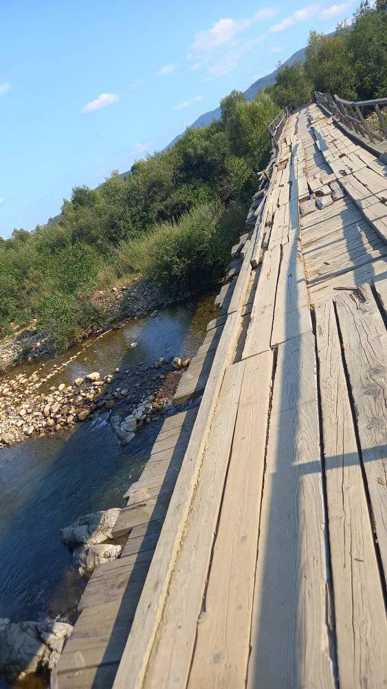 На Прикарпатье ребенок упал с аварийного моста в реку (фото)
