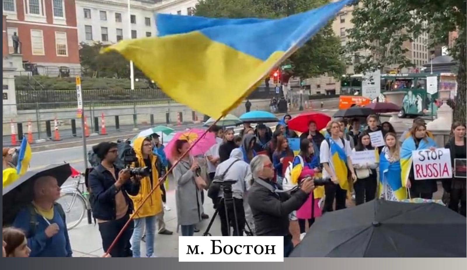 Ракетний терор РФ вивів на мітинги на підтримку України тисячі людей у різних країнах: фото і відео