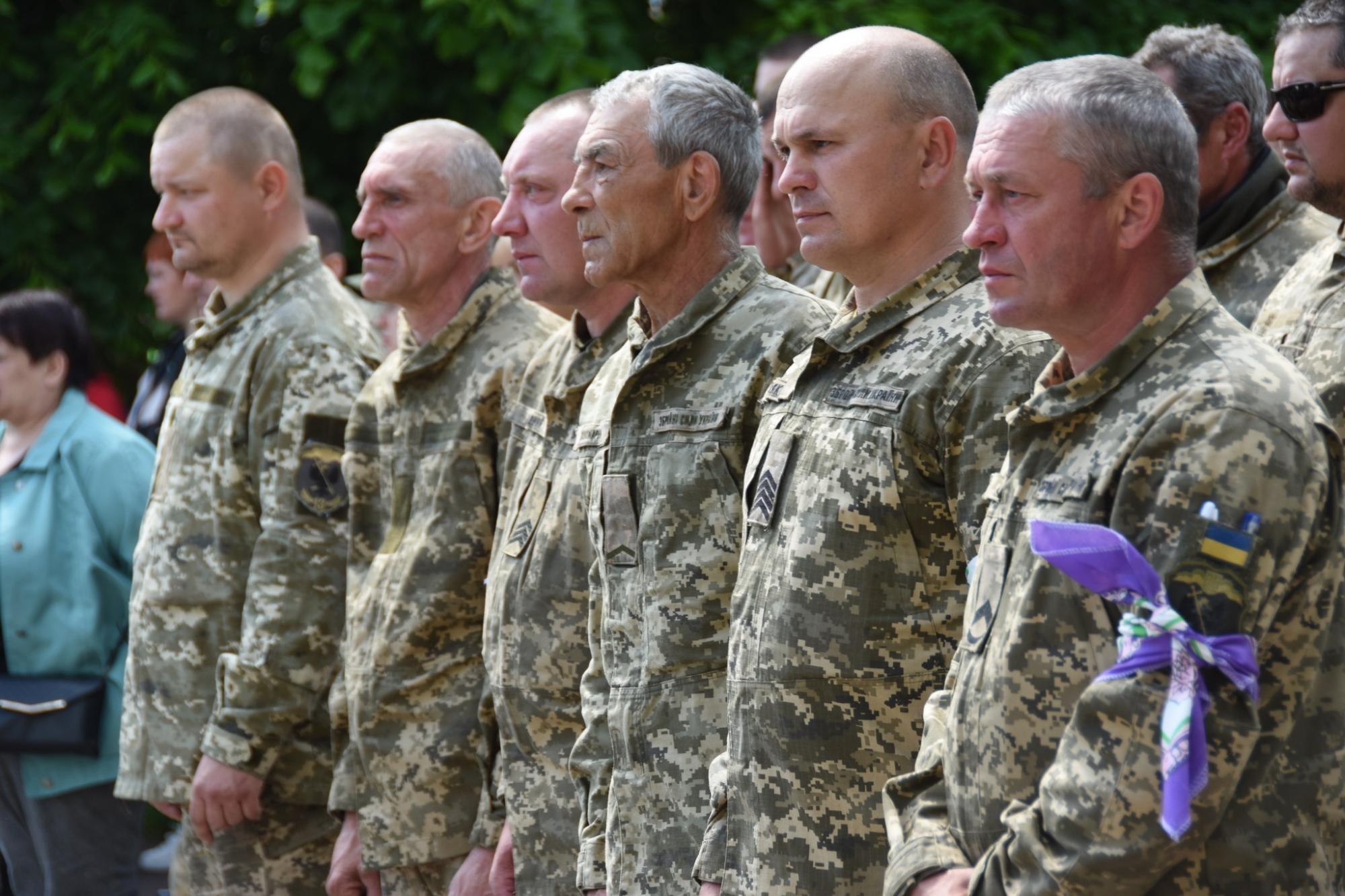 Наблизили перемогу України своїми життями: у Шостці в останню путь провели воїнів-героїв