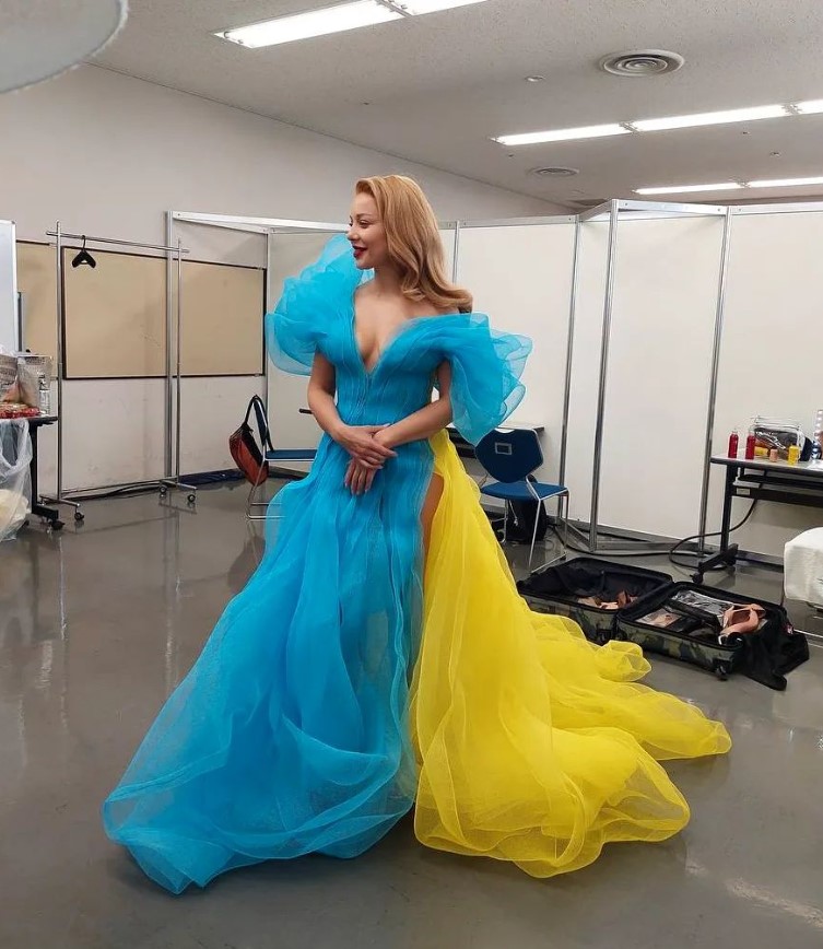 Синьо-жовті серця: неймовірні патріотичні сукні українських зірок, які зачаровують