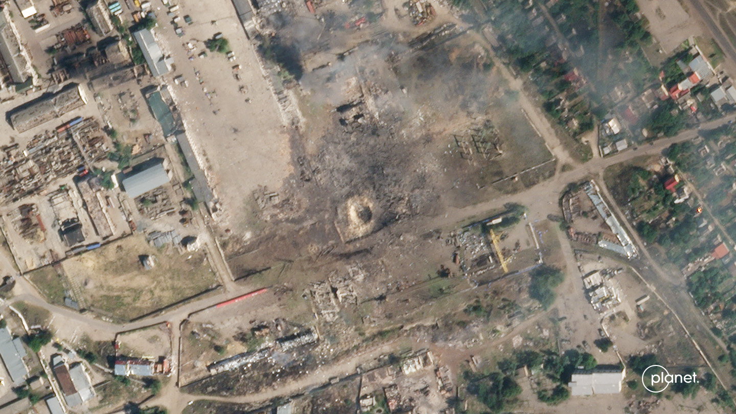 Супутник зафіксував вирву на місці знищеного складу окупантів у Новій Каховці