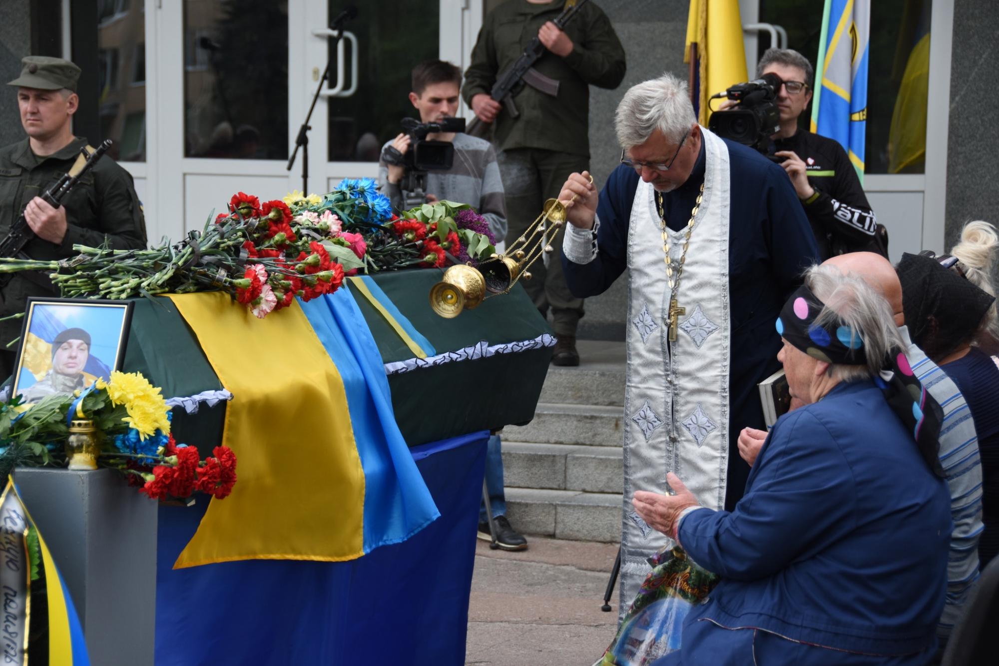 Наблизили перемогу України своїми життями: у Шостці в останню путь провели воїнів-героїв