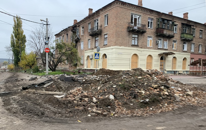 &quot;Взяти не можуть, тому знищують все навколо&quot;. Як живе Бахмут під постійною атакою росіян