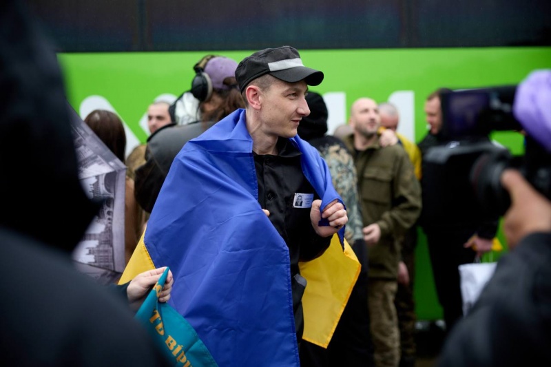 Ukraine returns 205 defenders home in first 1,000 for 1,000 prisoner swap