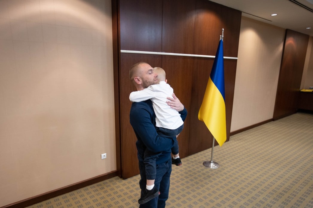 Командири &quot;Азов&quot; зустрілися з рідними у Туреччині: неймовірно зворушливі фото та відео