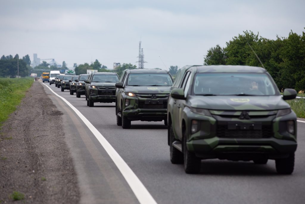 Порошенко передав автівки та спорядження ще у дві бригади на східному фронті