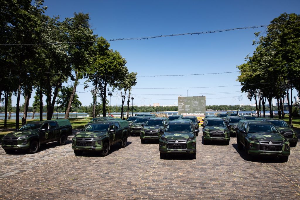 Порошенко показав підготовлені автівки для фронту