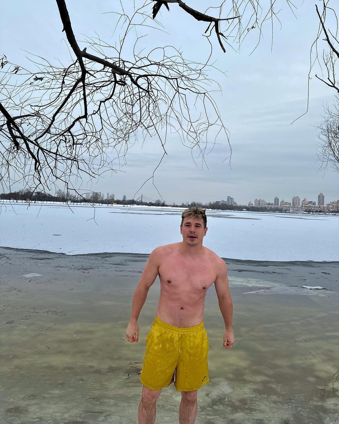 В прорубь с головой: как украинские звезды отпраздновали Крещение (фото)