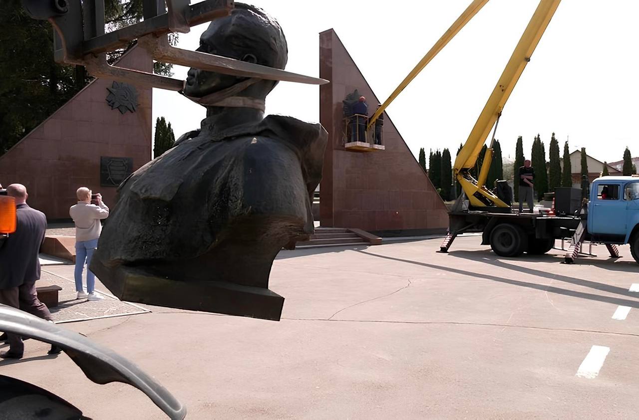 У Рівному виставили на аукціон &quot;декомунізований&quot; памʼятник