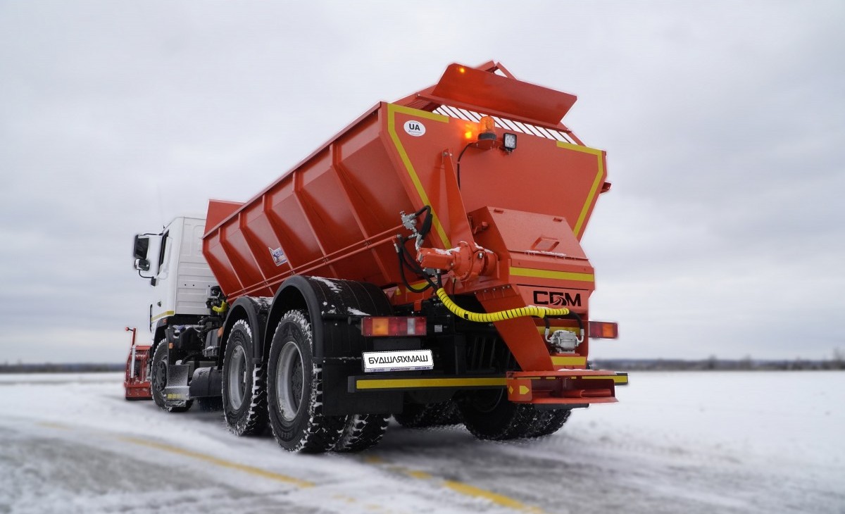 Проти снігу та льоду: завод "Антонов" придбав спецтехніку для обслуговування аеродромів