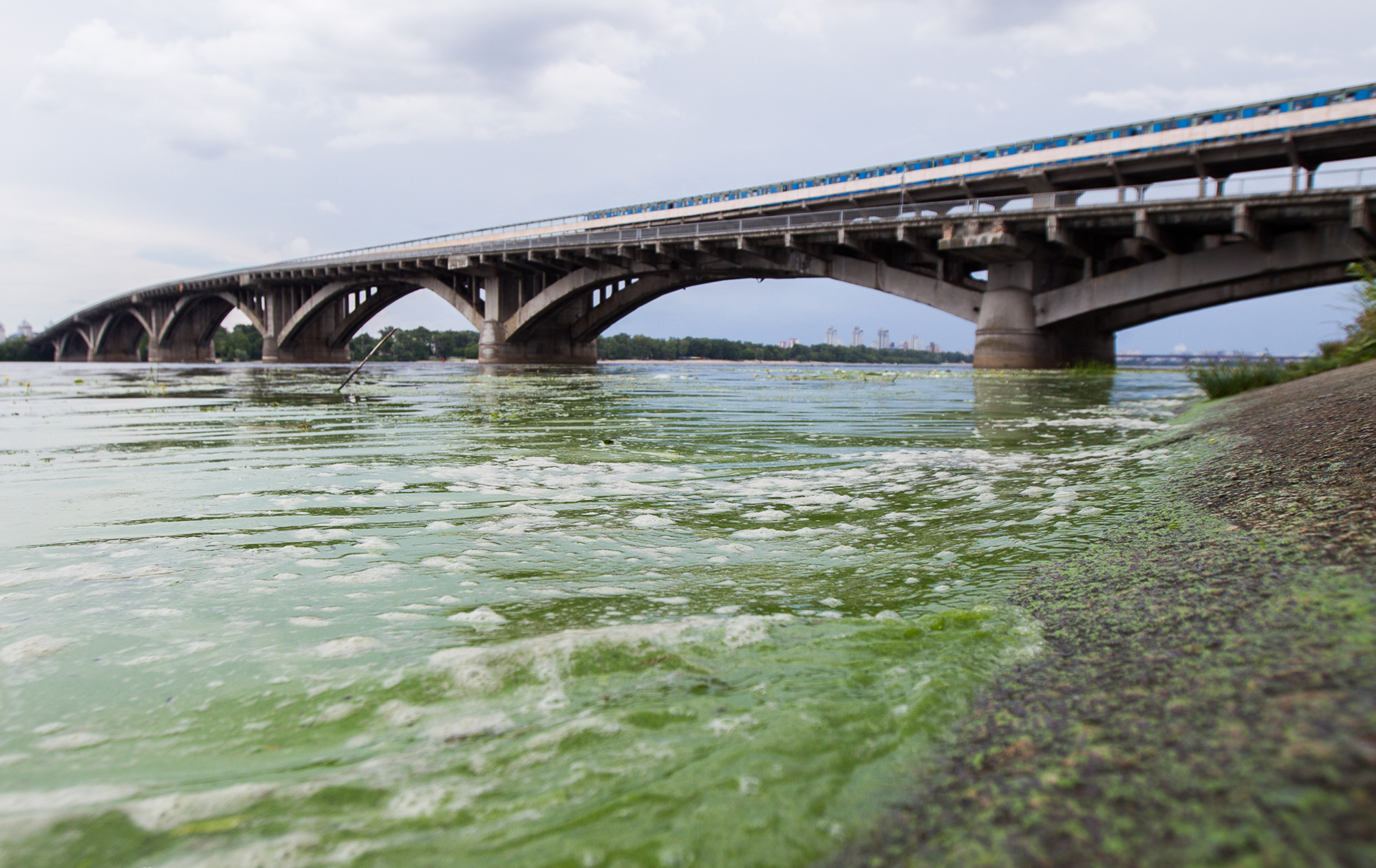 Чи відновлять Каховську ГЕС, чому цвіте Дніпро і що з Полтвою у Львові: бліц з гідрологом
