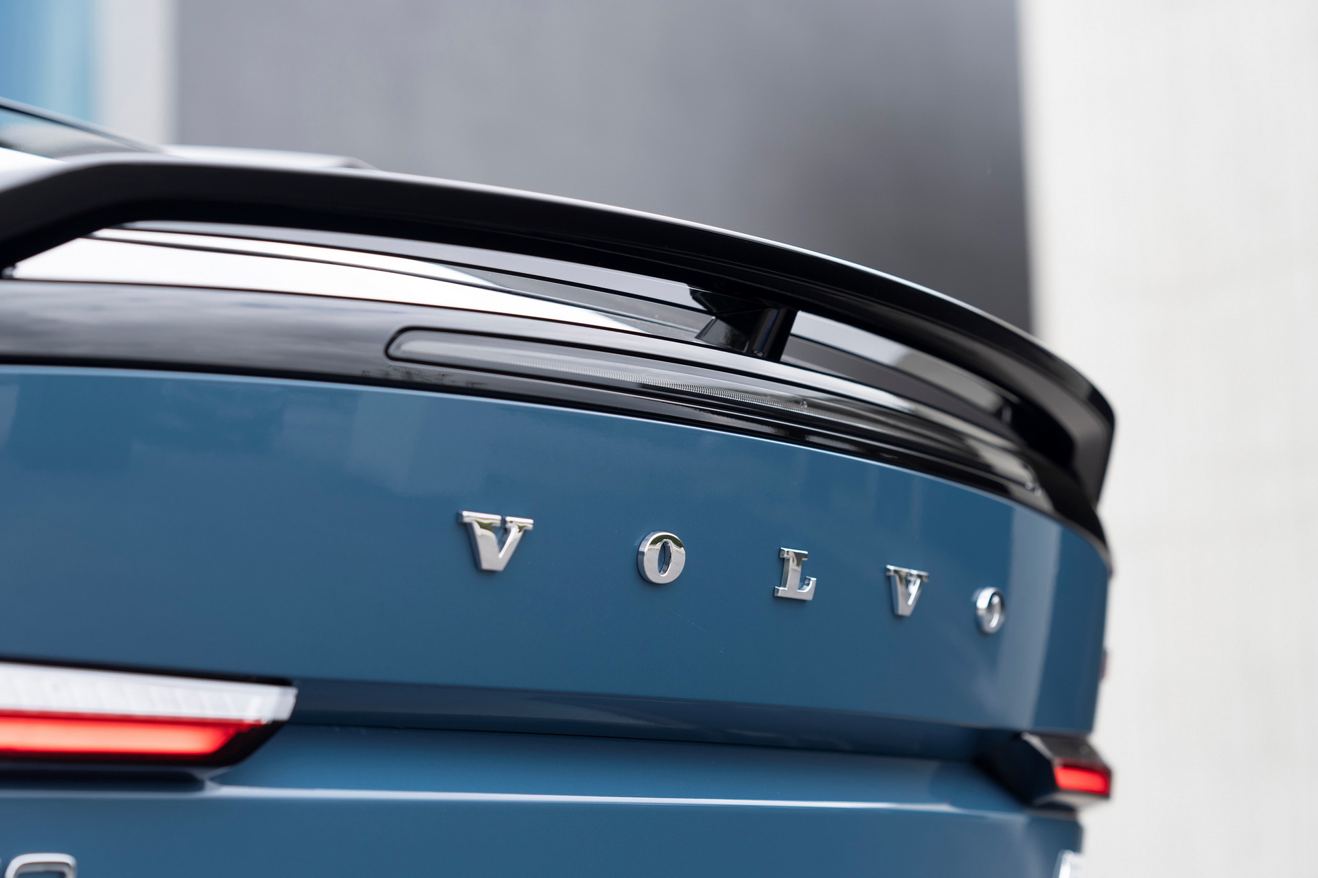 Volvo превратит стекла своих автомобилей в голографические экраны