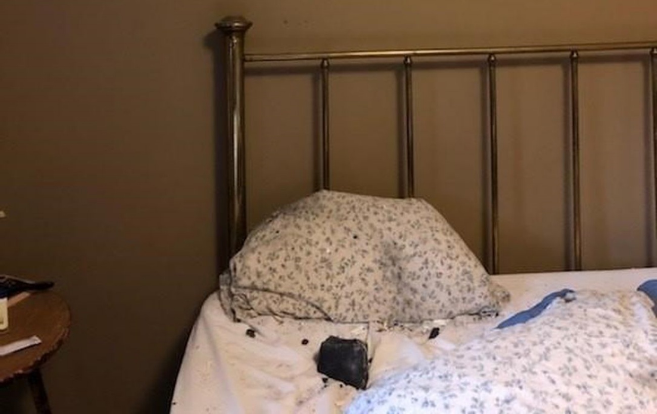 Пробил крышу и упал на подушку: в Канаде метеорит попал в частный дом