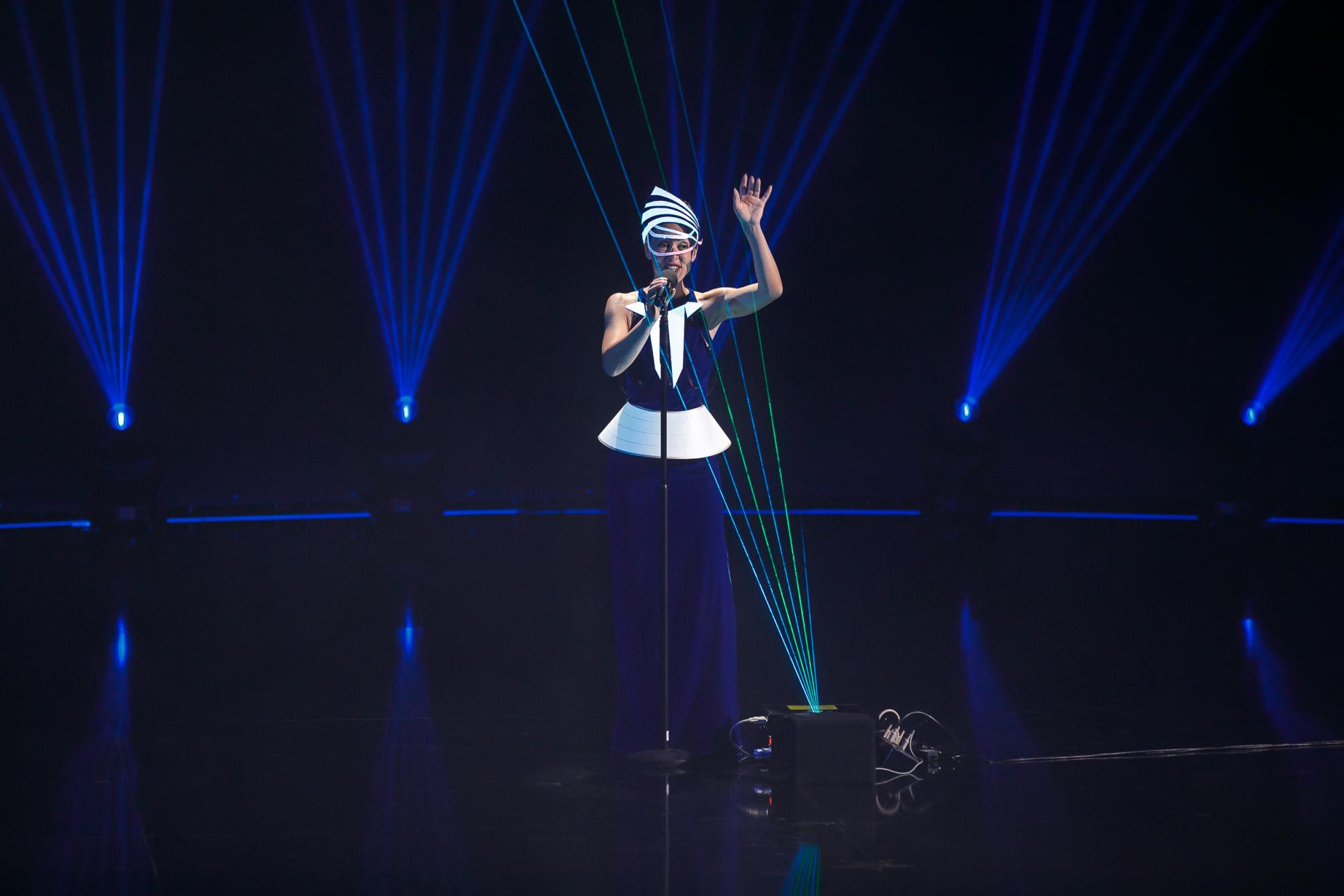 Единственная в мире дива-украинка, играющая на лазерной арфе, показала свое лицо: ее голос знают все и давно