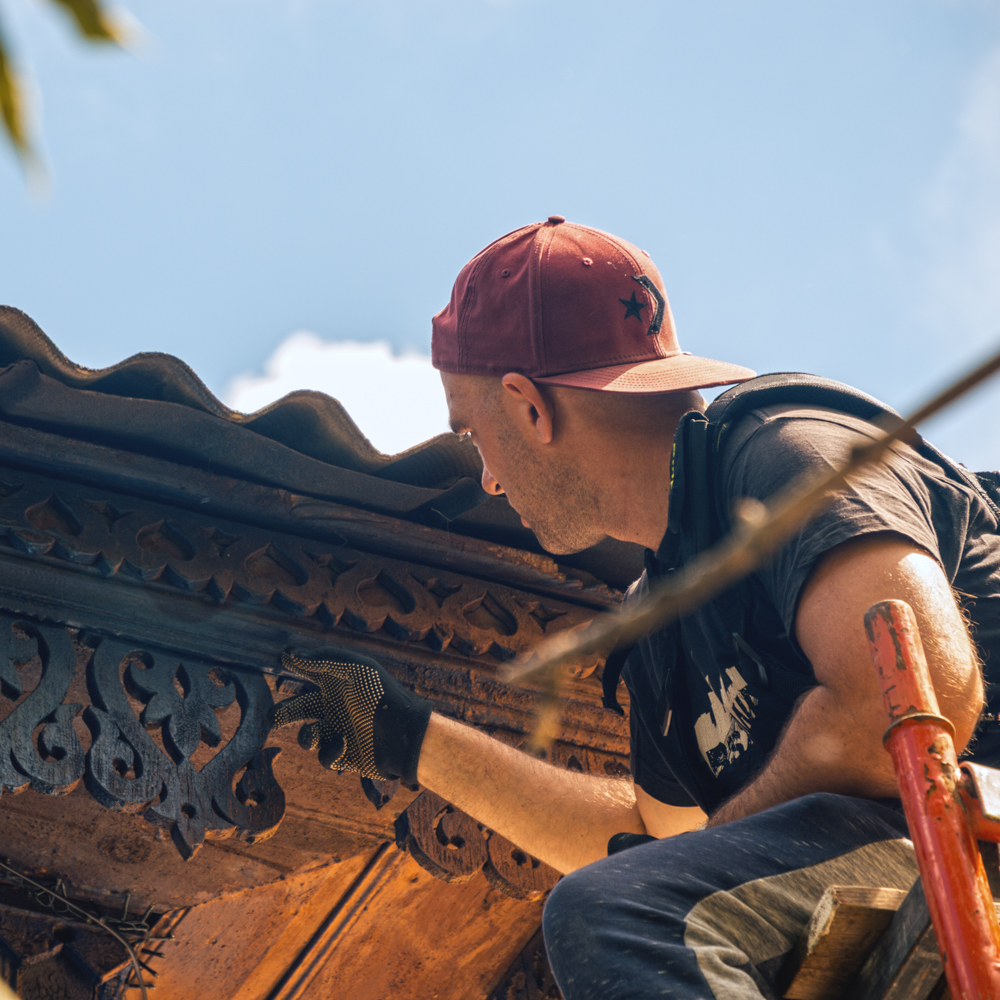 Вперше з початку війни. У Чернігові почали відновлювати самобутню дерев'яну архітектуру