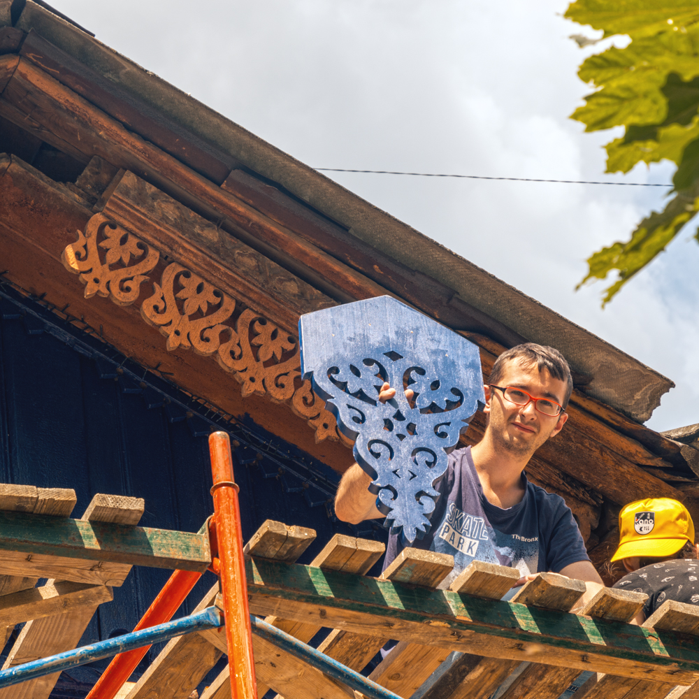 Вперше з початку війни. У Чернігові почали відновлювати самобутню дерев'яну архітектуру