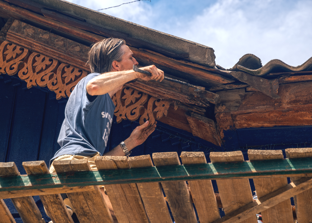 Вперше з початку війни. У Чернігові почали відновлювати самобутню дерев'яну архітектуру