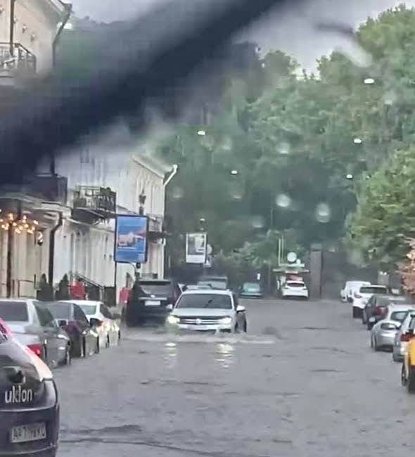 В Одесі - справжній апокаліпсис: місто затопило дощем (відео)