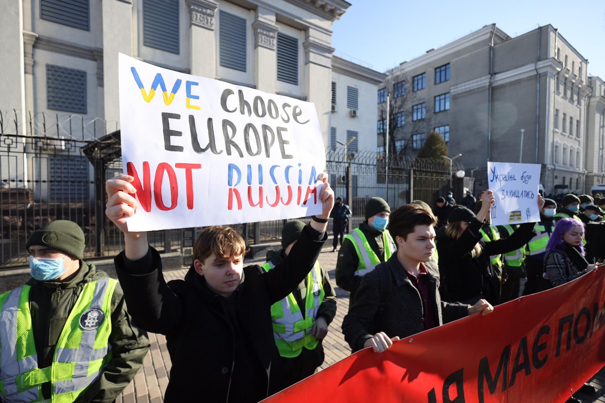 В Киеве под посольством РФ появилось "кладбище оккупантов": фото с акции