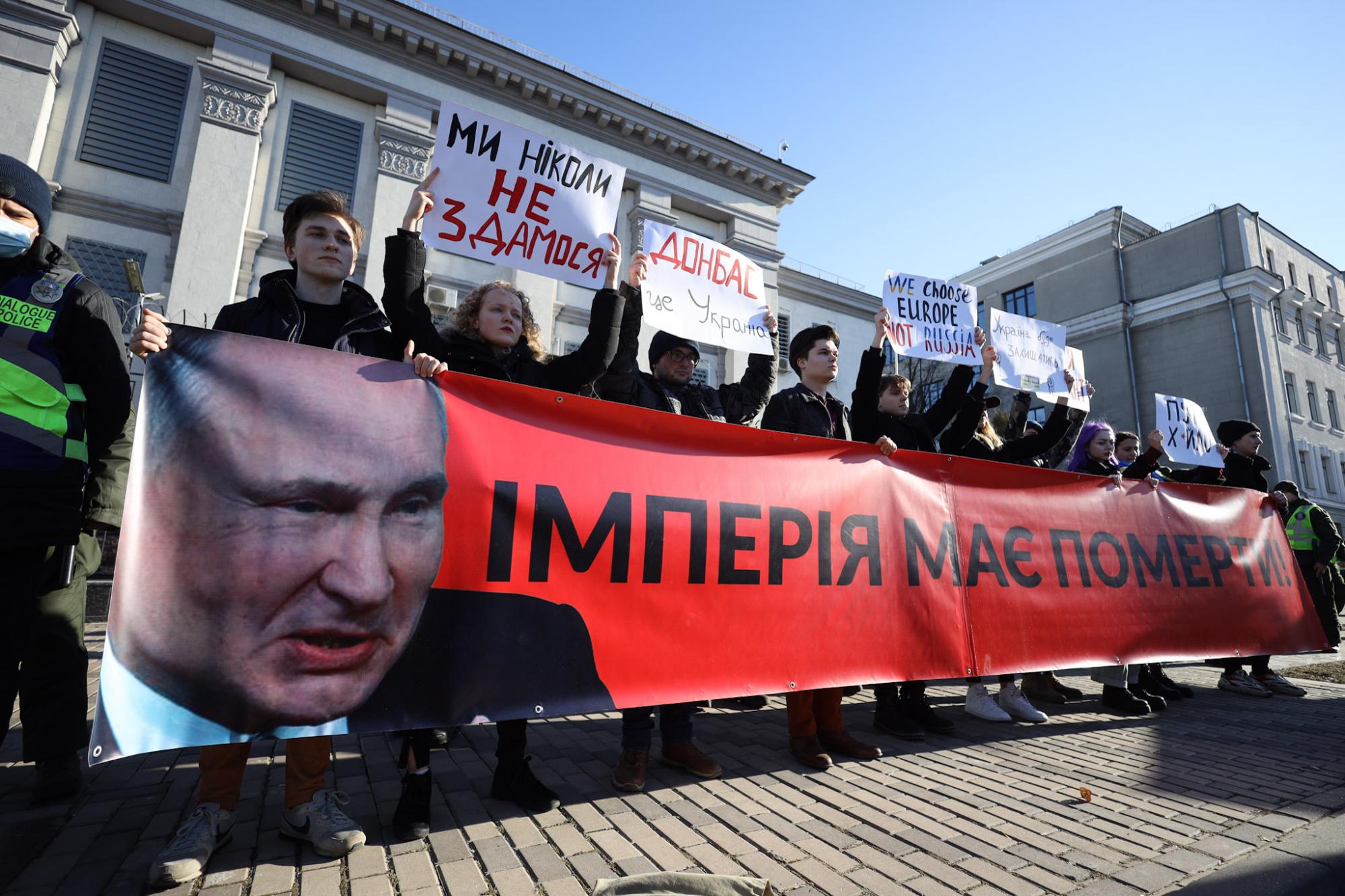 В Киеве под посольством РФ появилось "кладбище оккупантов": фото с акции